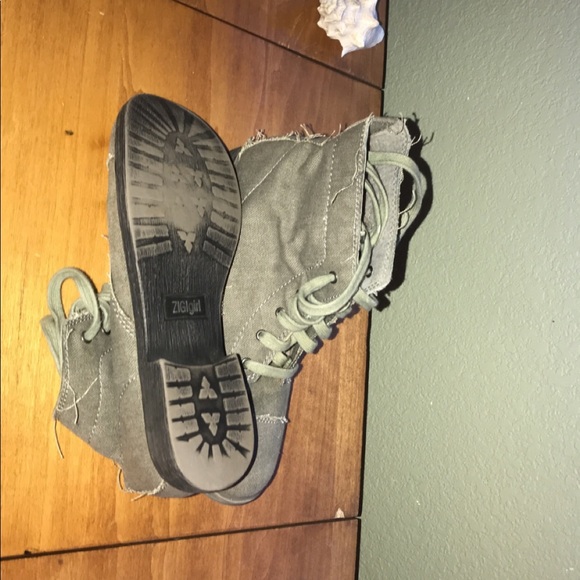 Distressed heeled boots - Picture 3 of 3